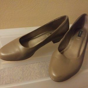 Array, 1-inch heel women's pumps, 9W